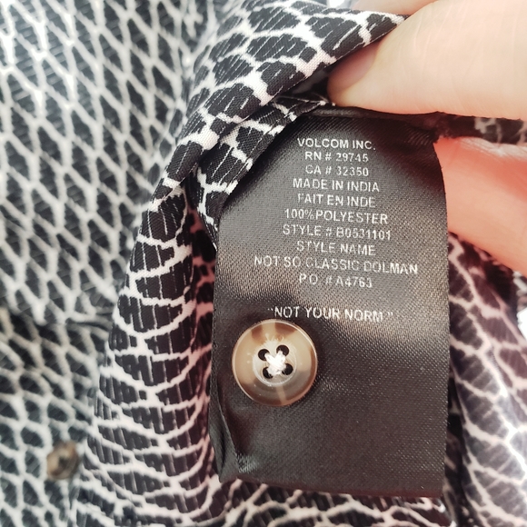Cool Volcom Button Up Blouse VGUC Long Sleeve Collar Pattern Women’s - Picture 5 of 6